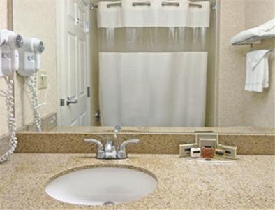 Hotel Wingate By Wyndham Atlanta/six Flags 3*